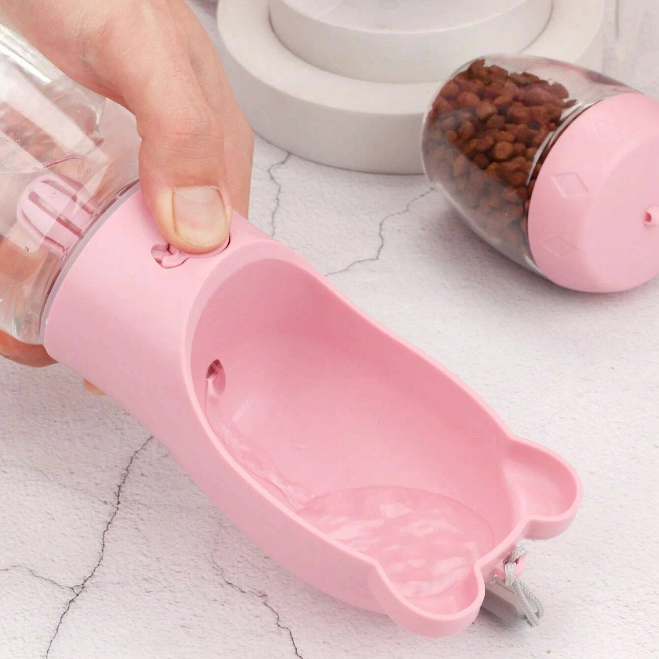 Draagbare 2-in-1 Reis Voerbak en Waterfles – Het ultieme accessoire voor jouw avontuurlijke hond!